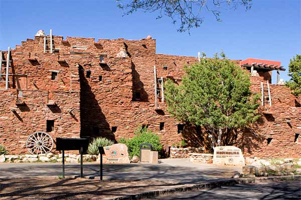Историческое здание - Дом индейцев Хопи (Hopi House)
