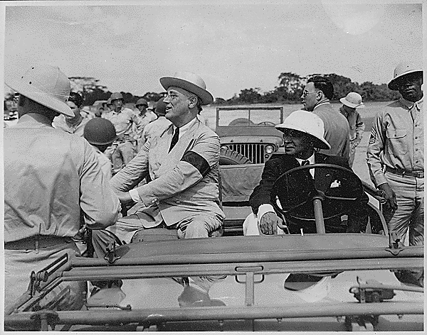 Президент США Франклин Делано Рузвельт (слева ) во время визита в Либерию в 1943 году,