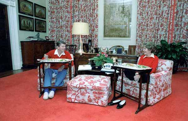 Президент США Дональд Рейган ест TV Dinner в Белом Доме