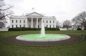 Зеленый фонтан на День Святого Патрика в Белом Доме
