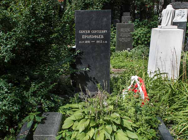 Памятник Сергею Прокофьеву на Новодевичьем кладбище