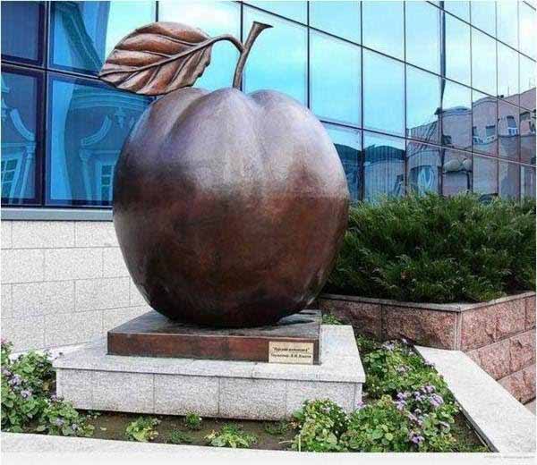 Памятник яблоку в Курскe