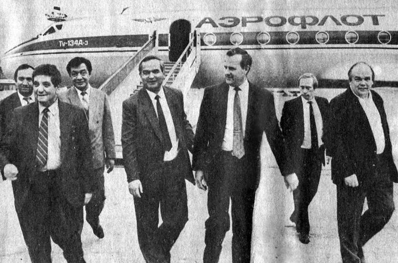 Собчак в Ташкенте, 1991 год. Фазылбеков — крайний слева (на заднем плане). Слева от Собчака — Ислам Каримов, справа — В. Путин и академик Велихов.
