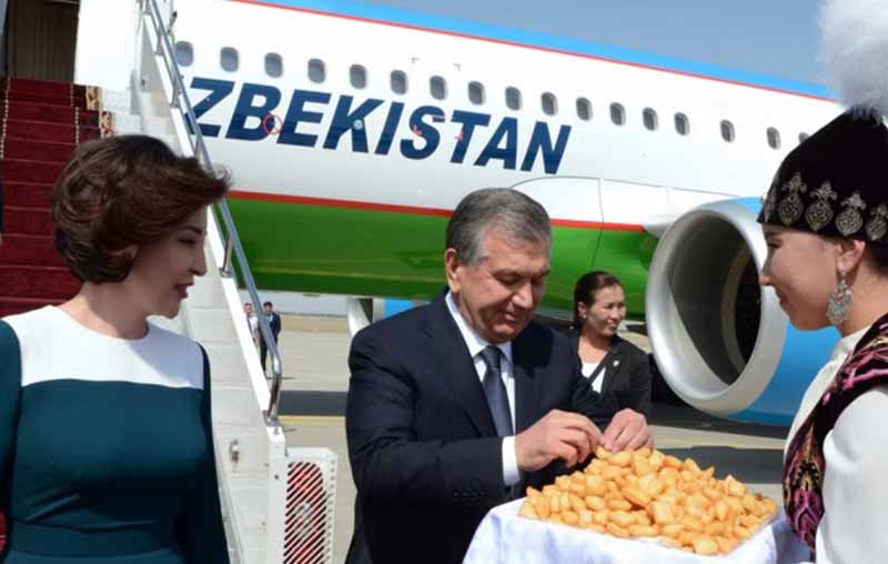Президента Узбекистана Шавката Мирзияева и его жену Зироатхон Хошимову встречают в аэропорту Бишкека. 6.09.2017