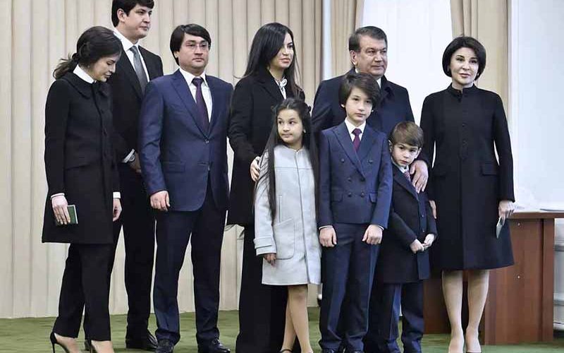 Шавкат Мирзиёев на президентских выборах со своей семьёй