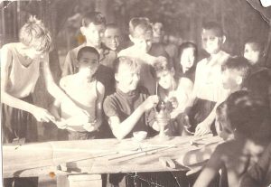 1964 год. Олег. Агалык. Авиамодельный кружок. Чёрно-белое фото из архива.
