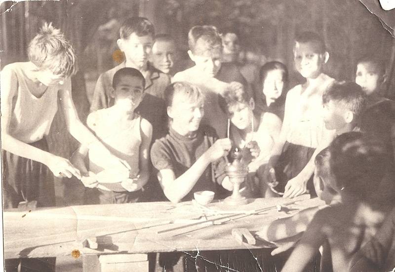 1964 год. Олег. Агалык. Авиамодельный кружок. Чёрно-белое фото из архива.