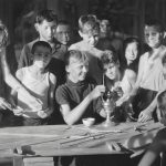 1964 год. Олег. Агалык. Авиамодельный кружок. Черно-белое фото. Chat GPT.