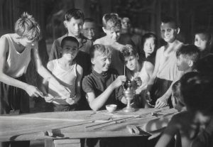 1964 год. Олег. Агалык. Авиамодельный кружок. Черно-белое фото. Chat GPT.
