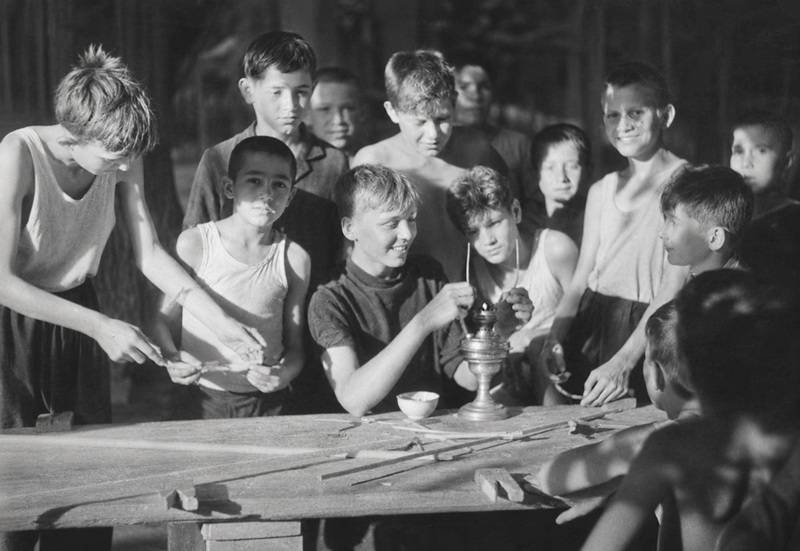 1964 год. Олег. Агалык. Авиамодельный кружок. Черно-белое фото. Chat GPT.